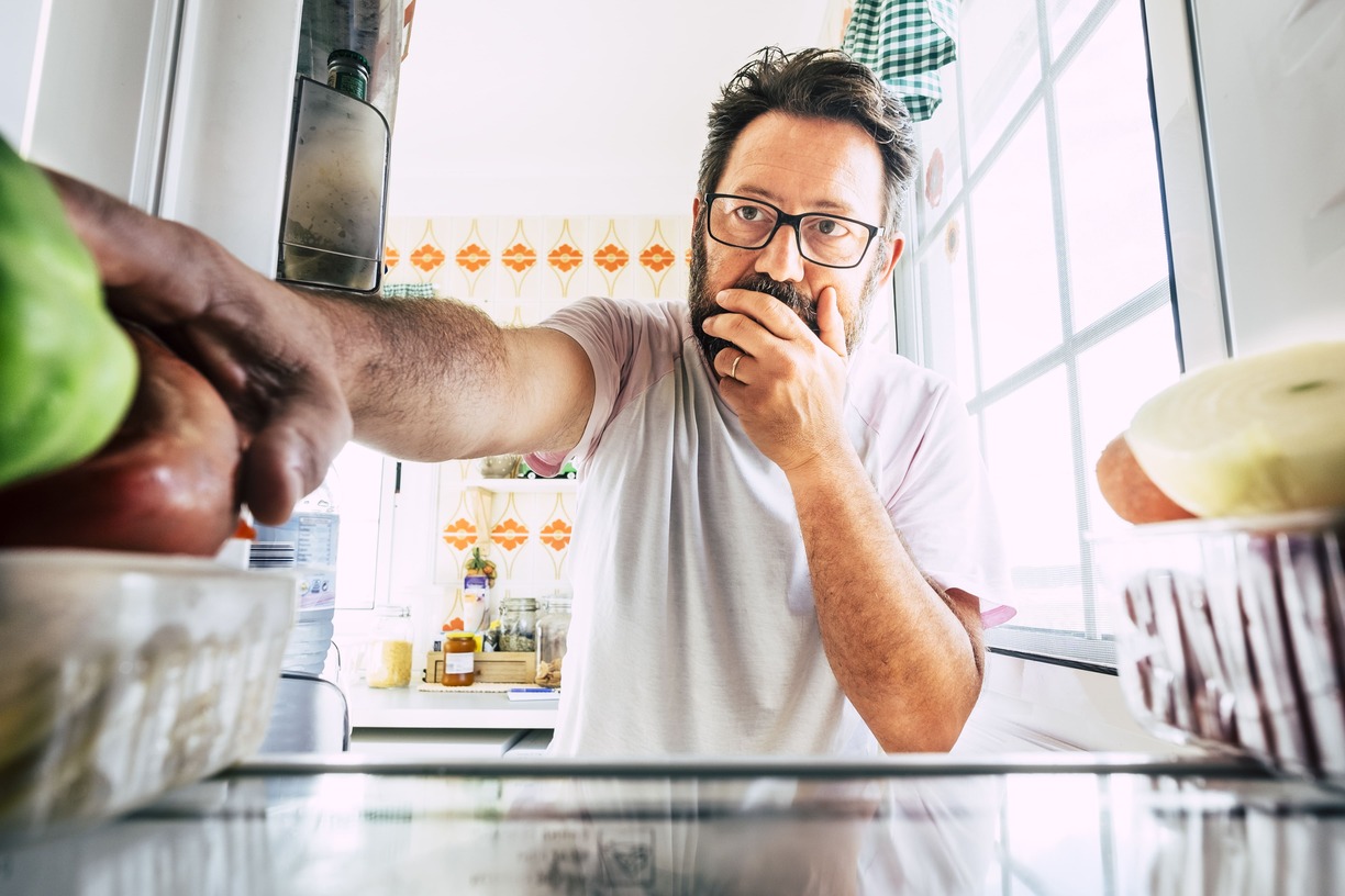 homme qui regarde frigo