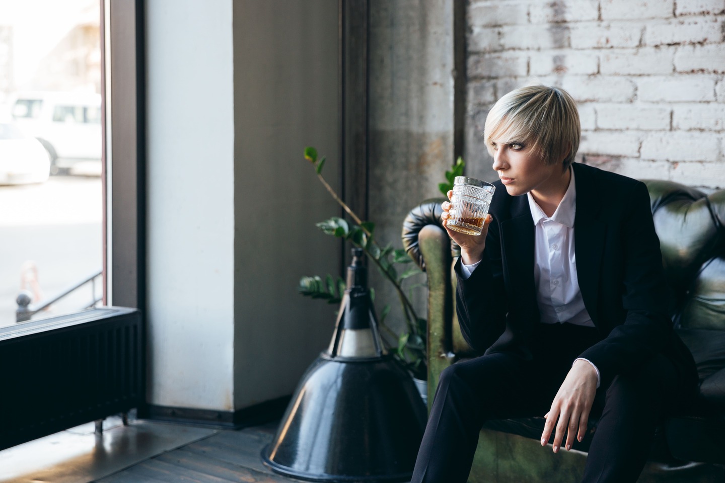 femme qui boit de l'alcool