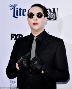 marilyn manson s'auto suce